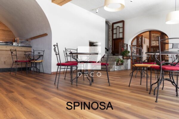 Ristorante con pavimentazione DÉCO CLAP!GO Spinosa 181x1220mm, di facile manutenzione e resistente all'acqua